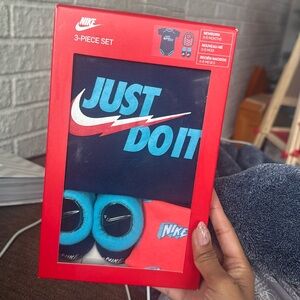 Nike 3pc set onesie bib socks 0-6 months new